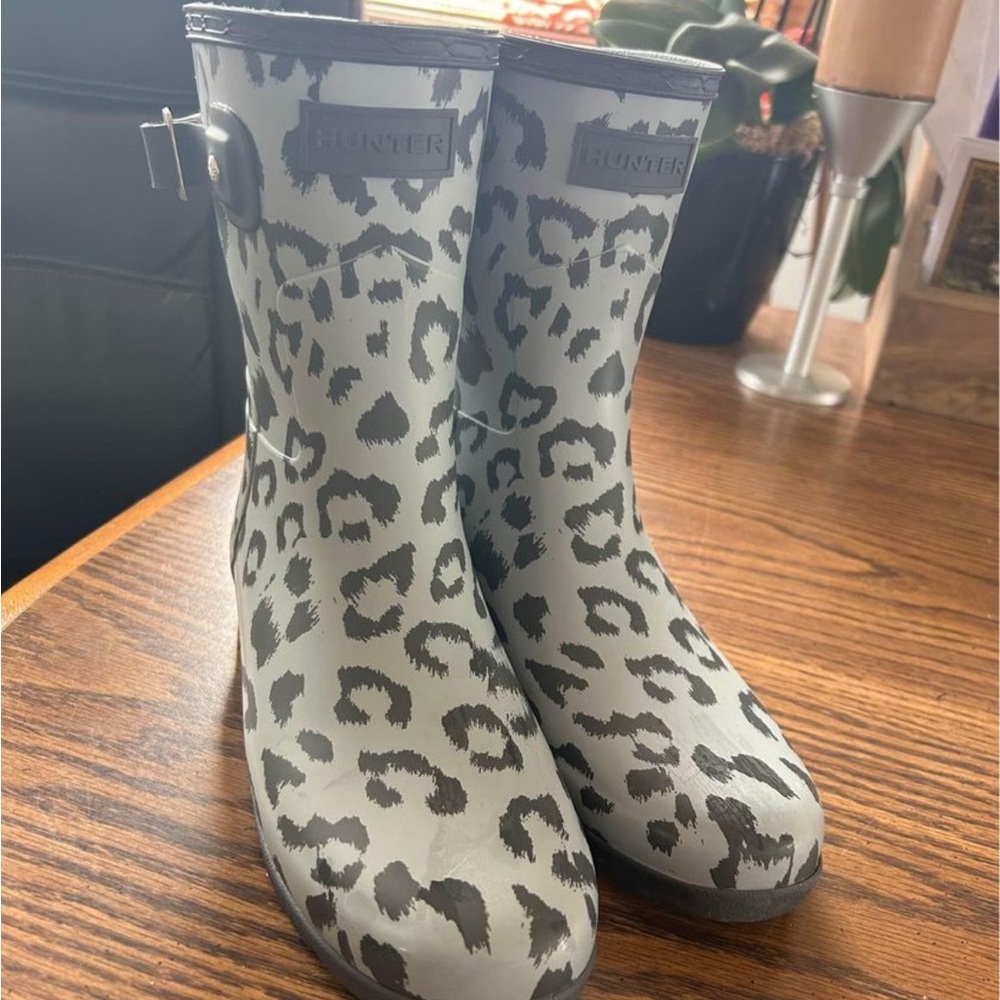 Brand new hunter rain boots! Chelsea style. Size 6. Worn once!